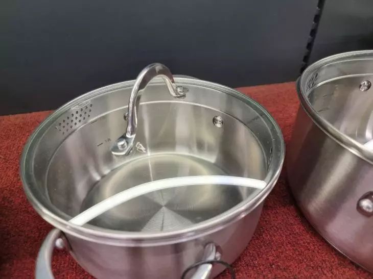 Грязь сходит на глазах: простой способ отмыть стеклянные крышки до блеска без замачиваний и усилий