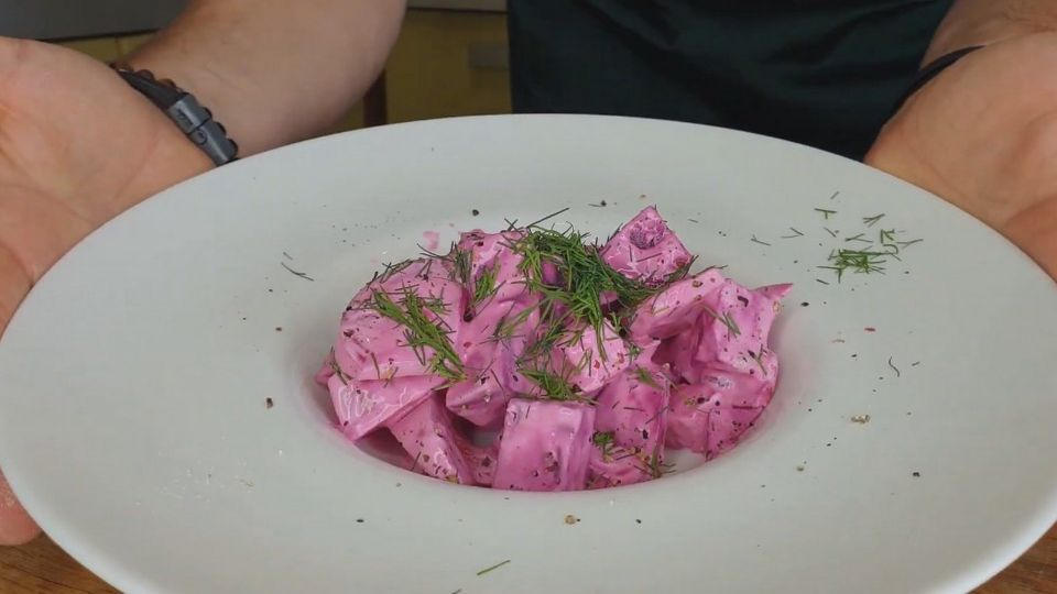 Дешево и просто: готовим сезонный салат из овощей прямиком с грядки