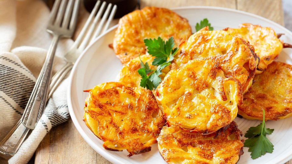 Запомните раз и навсегда: этот ненужный ингредиент испортит драники в два счета