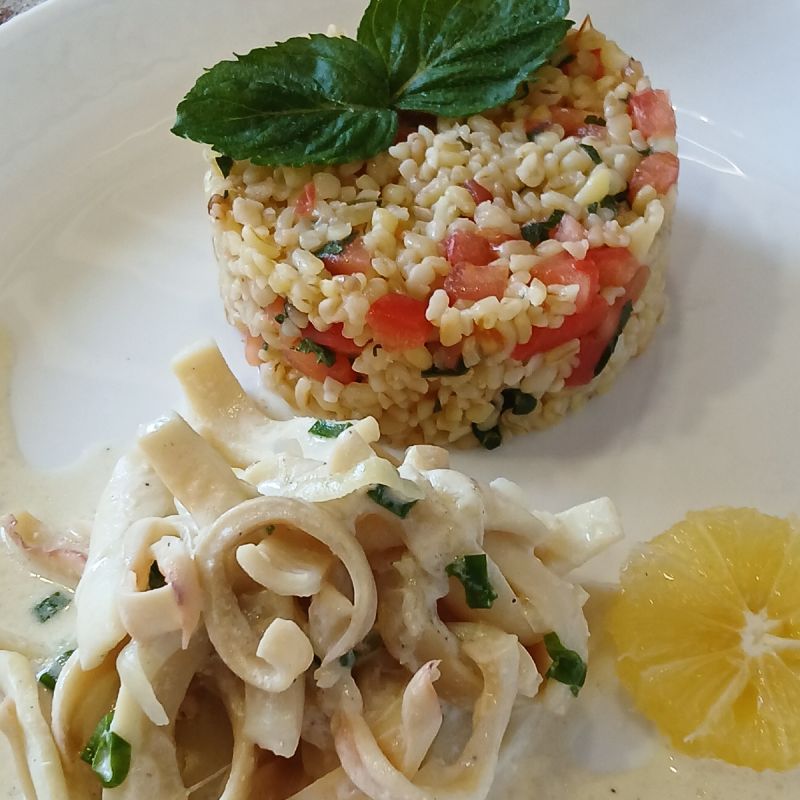 Морской бефстроганов из кальмара в сливочном соусе с булгуром и мятой