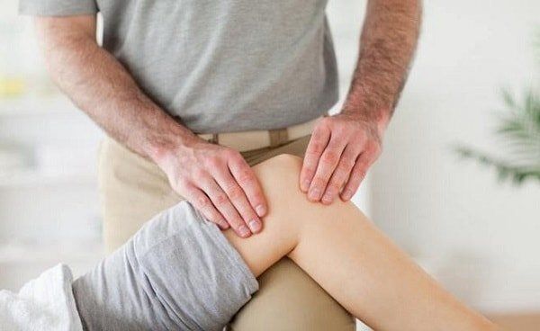 Почему у подростка болят колени и как помочь