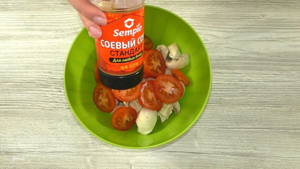 Сытные кабачки с фаршем и сметанной заливкой в духовке