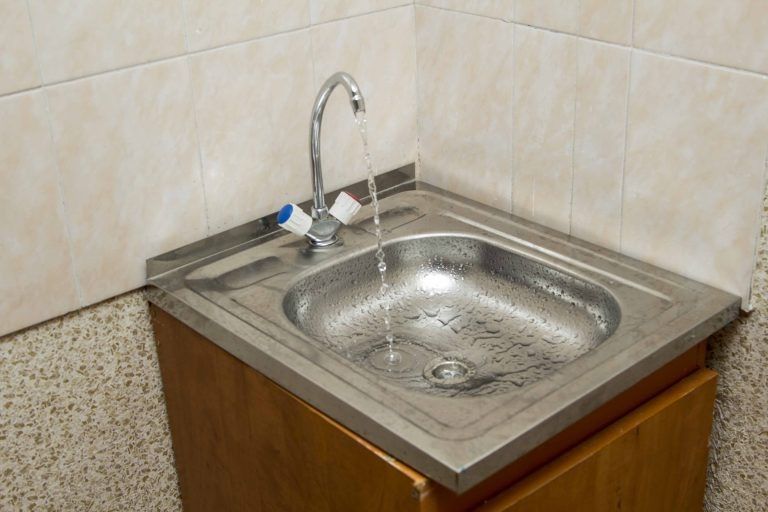 Как справиться с неприятным запахом канализации в квартире